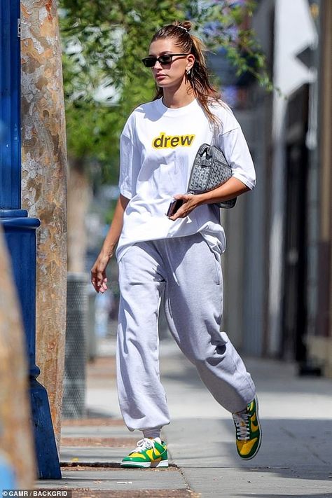 Low Dunks Outfit, Nike Dunk Low Outfit, Oversized Tee Outfit, Dunk Outfit, Dunks Outfit, Hailey Bieber Style, Hailey Baldwin Style, Outfit Oversize, Models Off Duty Style