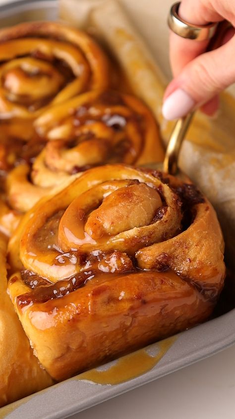 Sticky Toffee Pudding Cinnamon Rolls Pudding Cinnamon Rolls, Date Filling, Desserts For Fall, Cinnamon Dough, Synonym Rolls, Toffee Sauce, Toffee Pudding, Sticky Toffee Pudding, Sticky Toffee