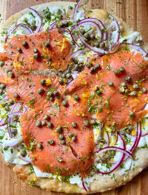 Smoked Salmon Pizza Recipe, Salmon Pizza Recipe, Pescatarian Dishes, Golden Pizza, Smoked Pizza, Smoked Salmon Pizza, Bagel With Cream Cheese, Feta Pizza, Smoked Salmon Breakfast