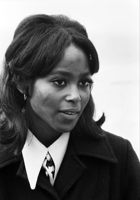 The African-American actress is known from many 60s and 70s blaxploitation films such as Black Gunn, Cleopatra Jones, and Drum. Her acting on screen was captivating and she was the representation that black women needed and still need to this day. Although her whereabouts are unknown, her impact on film isn’t. Feminity For Black Women, Brenda Sykes, 70’s Hairstyles, 70s Black Women, Half Bun, 60s Hair, 60s Women, African American Fashion, 70s Hair