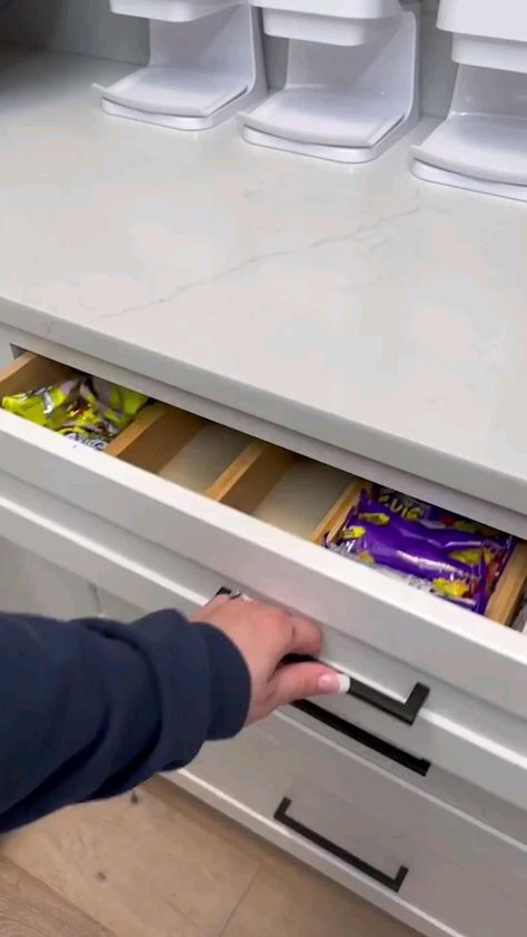 It's the organized kitchen for me! 😍😍😍 video by: @_catben_ Snack Organization Ideas Cabinet, Snacks Drawer, Lid Organization, Organization Fridge, Cabinet Fridge, Ocd Organization, Snack Organizer, Movie Night Snacks, Cozy Life