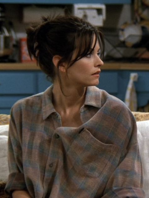 Monica Hairstyles, Monica Friends, Friends Moments, Monica Geller, 90s Hairstyles, Emma Roberts, Friend Outfits, Friends Tv Show, Friends Tv