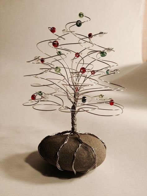 Wire Christmas Tree, Sculptures Sur Fil, Stone Foundation, Sculpture Wire, Wire Art Sculpture, Handmade Tree, Wire Tree Sculpture, Art Perle, Wire Trees