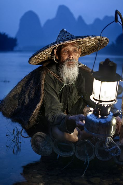 china Guilin, We Are The World, Bhutan, People Of The World, 영감을 주는 캐릭터, World Cultures, Interesting Faces, 인물 사진, Old Man