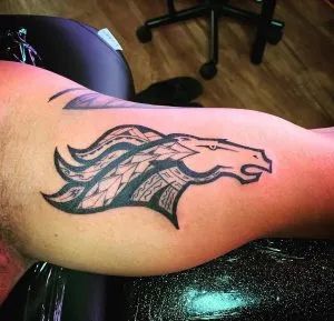 Broncos Tattoo, Denver Broncos Tattoo, Bday Tattoo, Skull Thigh Tattoos, Lovers Tattoo, Sport Tattoos, Skull Hand Tattoo, Denver Broncos Logo, Broncos Logo