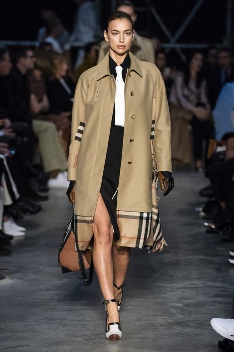 Burberry Fall Winter 2019 - London Fashion Week Burberry Street Style, Burberry Trenchcoat, Burberry Print, London Fashion Weeks, Burberry Trench Coat, Burberry Prorsum, Classic Coats, Irina Shayk, Burberry London