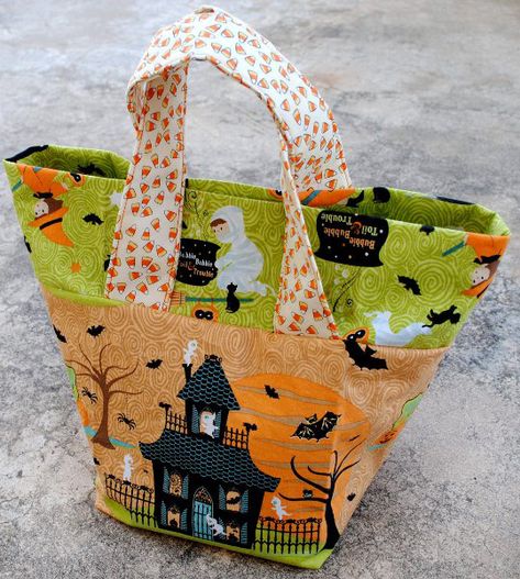 Halloween Treat Bags Ideas, Treat Bags Ideas, Halloween Bags Diy, Halloween Treat Bags Diy, Sewing Patterns For Bags, Quilted Crafts, Diy Gift Bag, Halloween Box, Secret Santa Ideas