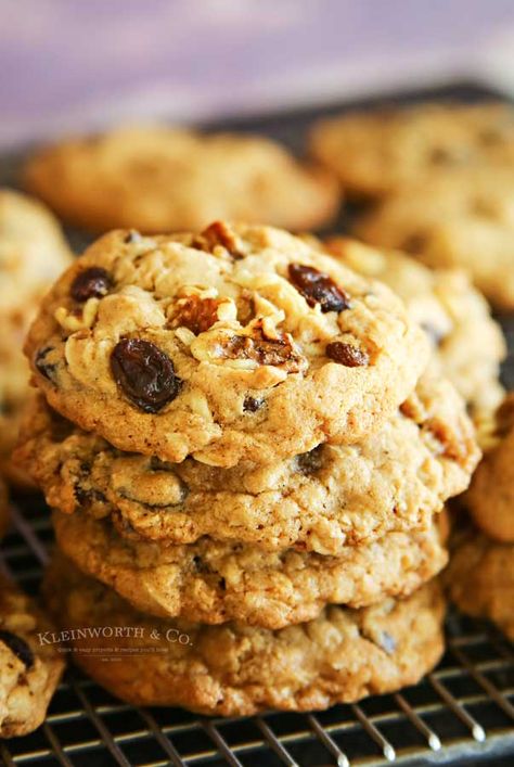 Chewy Oatmeal Raisin Cookies are so soft and thick. Super simple and easy to make with no chill time needed. Great for any occasion. Eggless Sugar Cookies, Vegan Oatmeal Raisin Cookies, Chewy Oatmeal Raisin Cookies, Soft Oatmeal Cookies, Lofthouse Sugar Cookies, Cookie Recipes Oatmeal Raisin, Oatmeal Raisin Cookies Chewy, Vegan Peanut Butter Cookies, Classic Peanut Butter Cookies