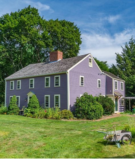 Purple Siding Exterior, Lavender Exterior House Color, Purple House Exterior, Diner Exterior, House Exterior Colonial, Purple Farmhouse, Purple Houses, Purple Cottage, Farm Inspiration