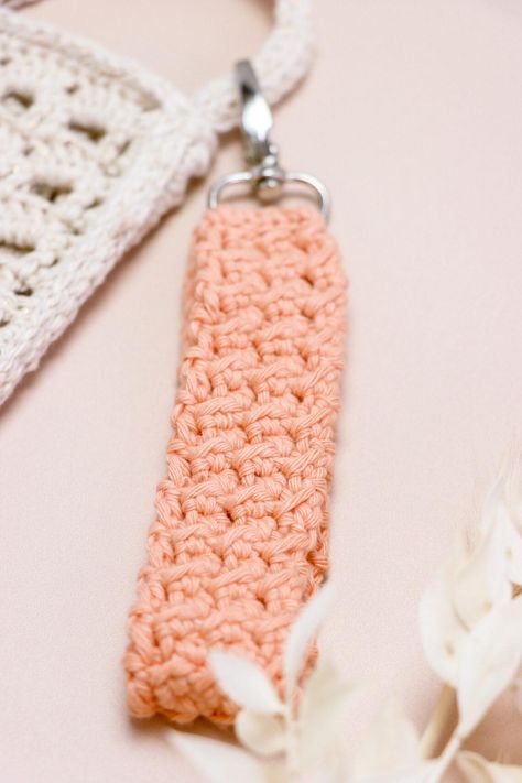 Learn to Crochet a Quick & Easy Wristlet Keychain - Bella Coco Crochet Crochet Tassle Keychain, Crochet Wrist Lanyard, Wristlet Crochet Pattern, Crochet Keychain Wristlet Pattern Free, Crochet Wristlet Pattern Free, Crochet Wristlet Keychain Pattern Free, Crochet Keychain Ideas Gifts, Keychain Crochet Free Pattern, Crochet Keychain Wristlet