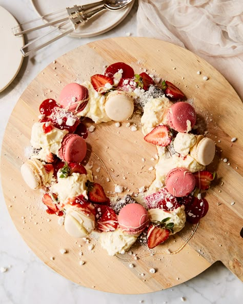 Pavlova Wreath – Minimax Pavlova Wreath Christmas, Christmas Dessert Wreath, Christmas Cake Wreath, Christmas Pavlova Ideas, Desert Wreath, Dessert Wreath, Christmas Wreath Dessert, Wreath Dessert, Christmas Pavlova Wreath