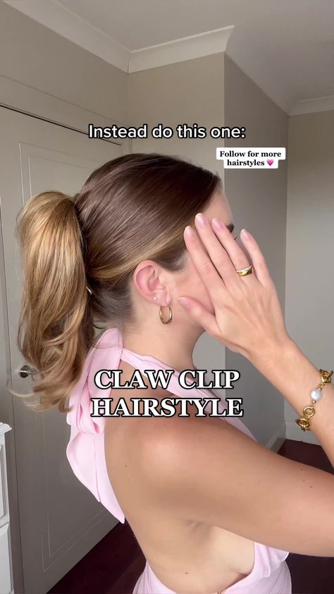 Find 'claw clip ponytail hack medium hair' on TikTok | TikTok Search Claw Clip Ponytail, Cute Ponytails, Clip Hairstyles, High Ponytails, Claw Clip, Medium Length, Hair Claw, Layered Hair, Ponytail Hairstyles