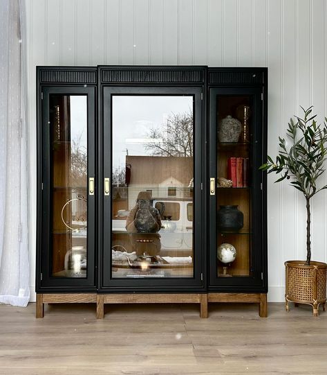 || AVAILABLE || Vintage Drexel Heritage, “passage” display cabinet in campaign style🤩 Recessed brass hardware with backplate. Excellent quality, exceptional craftsmanship. Glass shelves are extremely sturdy! Soft black and muted, medium brown toned oak with a bit of texture. Would be perfect in a neutral room for an in house library with books and bit of a decor😍 Measures 54” w x 16” d x 58” h. Located in Elrose, Saskatchewan. Delivery available- Saskatchewan and Alberta wide. Send a... Hardware With Backplate, Black Painted Furniture, House Library, Glass Cabinets, Drexel Heritage, Neutral Room, Glass Cabinets Display, Thrift Flip, Home Libraries