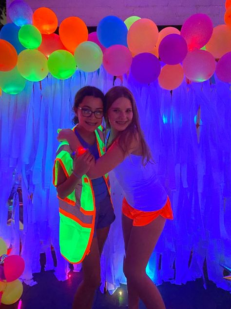 Neon Out Party, Preppy Neon Birthday Party, 13tg Birthday, Neon Party Pictures, Glow Theme Party Outfits, Glow Party Preppy, Sweet 16 Glow In The Dark Party Ideas Neon Birthday, Neon Sweet 16 Ideas Blacklight Party, Glow Birthday Party Ideas