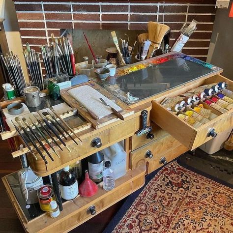 Organized Painting Studio, Oil Painting Storage, Oil Painters Studio, Painting Workshop Art Studios, Oil Paint Studio, Art Studio Painting, Art Paint Storage, Oil Painting Set Up, Painting Studio Organization