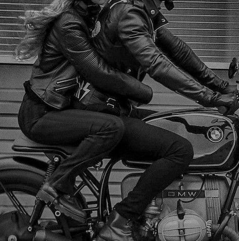 Biker Couple, Motorcycle Couple, Motorcycle Aesthetic, Biker Aesthetic, Biker Boys, Of Aesthetic, Style Aesthetic, Sirius Black, Book Girl