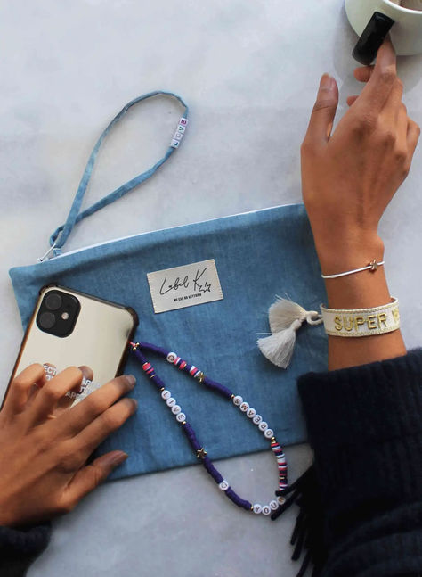 photo avec le bracelet super woman, le bijou de téléphone live your dreams et la trouse denim Denim Pouch, Phone Jewelry, Super Woman, Live Your Dreams, Super Human, Gift Sets For Women, Super Mom, Women Set, Do Anything