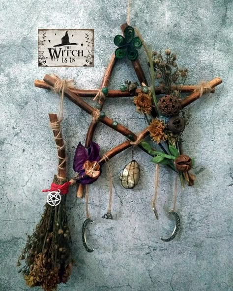 Pentagram wreath, dried flower besom Crafting With Twigs And Branches, Diy Dried Flower Broom, Pagan Wreath Diy, Pentagram Wreath Diy, Crafts With Wooden Spoons, Autumn Equinox Crafts, Witchy Wreath Diy, Samhain Crafts Diy, Twig Crafts Diy