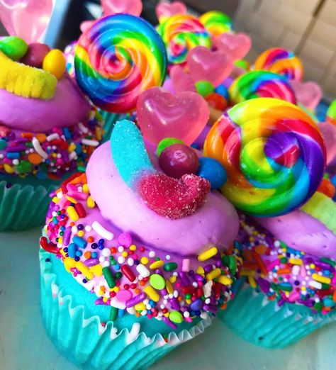 Candy Birthday Cupcakes, Candyland Themed Cupcakes, Candy Bday Cake, Candy Land Theme Cupcakes, Candy Theme Cupcakes Ideas, Candy Themed Party Food, Candyland Birthday Cake Ideas, Candy Inspired Cupcakes, Candy Topped Cupcakes