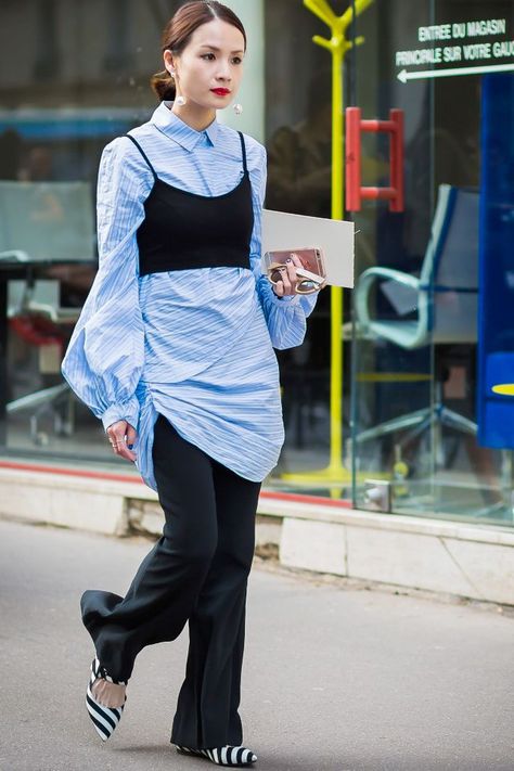 Layered tops street style blue blouse black bra top Crop Top Over Shirt, Crop Top Layering, Street Style 2017, Layering Outfits, Layered Tops, Street Chic, Looks Style, Street Style Outfit, Outfits Casuales