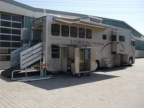 ..Big enough for the horses and myself... Horse Transport, Horse Trailer Living Quarters, Dream Horse Barns, Dream Stables, Horse Info, Trailer Living, Dream Barn, Horse Trailers, Horse Ranch