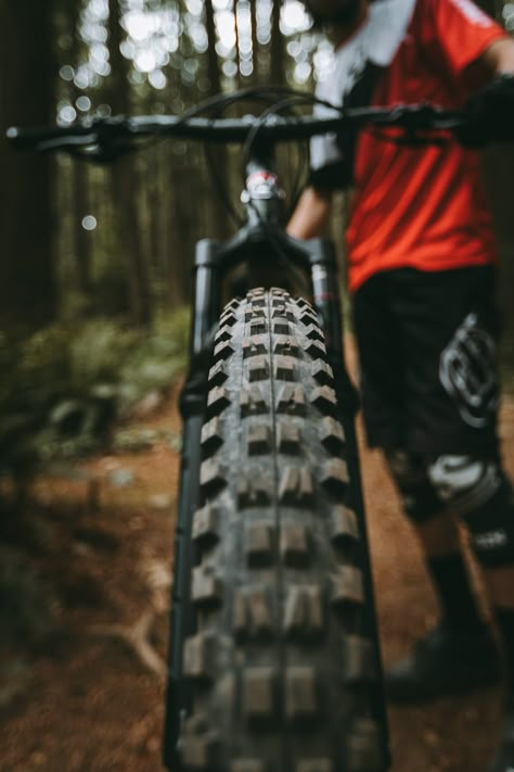 Mountain Bike Pictures, Mtb Photography Ideas, Bicycle Photography Photo Ideas, Mountain Bike Photoshoot, Bike Photography Ideas, Sports Photography Aesthetic, Cycling Photography Photo Ideas, Mountain Biking Aesthetic, Bike Pictures Photo Ideas