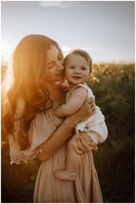 Mommy And Newborn Photo Shoot Outside, Mommy And Me Field Photos, Mama Photoshoot, Mom And Baby Photography, Mustard Field, Mommy Daughter Photography, Mom Daughter Photos, Couple Photography Winter, Sunflower Photoshoot