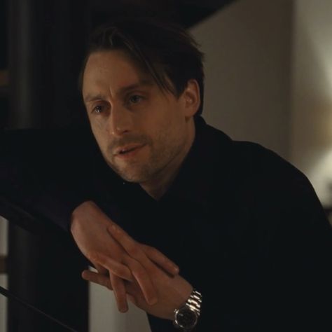 Succession Roman Roy, Roman Roy Gif, Roman Roy Icon, Roman Succession, Roman Roy Aesthetic, Roman Roy Succession, Roman Roy, Hounds Of Love, Kieran Culkin