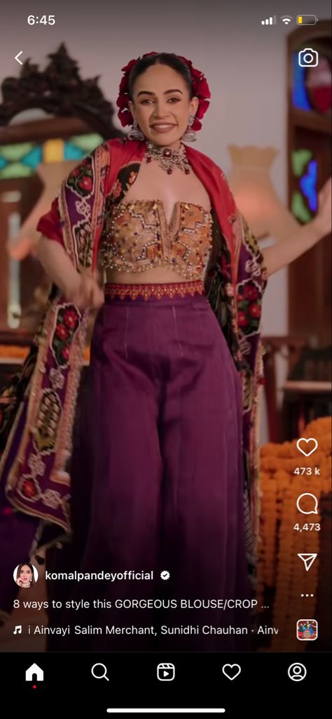 Komal Pandey Outfits, Komal Pandey, Sunidhi Chauhan, Traditional Indian Dress, Gorgeous Blouses, Traditional Indian, Saree Styles, Indian Dresses, Cool Outfits