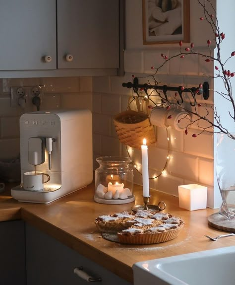 Hygge Kitchen, Kitchen Christmas Decor, Simple Is Beautiful, Christmas Scandinavian, Rural Lifestyle, Nordic Kitchen, Nature Vintage, Kitchen Christmas, White Nature