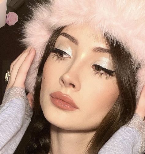 Winter Coquette Makeup, Makeup Ideas Coquette, Winter Makeup Looks Aesthetic, Soft Angelic Makeup, Makeup Looks Coquette, Makeup Looks Elegant, Winter Makeup Aesthetic, Coquette Makeup Look, Slavic Makeup