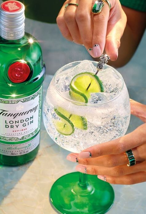 Classic Gin & Tonic with Tanqueray London Dry | Tanqueray ROW Gin Tanqueray, Tanqueray Gin, London Dry Gin, Tonic Water, Dry Gin, Gin Cocktails, Gin Tonic, Fresh Lime, Gin And Tonic