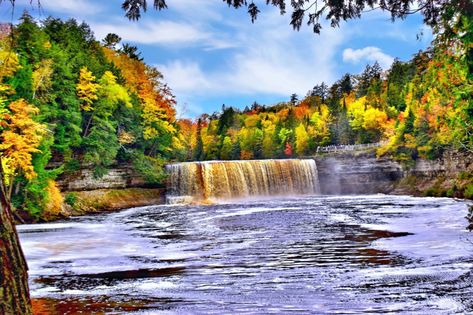 🏞️ Offering scenic views, fantastic hikes and stunning waterfalls, Tahquamenon Falls State Park is the perfect place to spend some time camping. 5 Best Tahquamenon Falls State Park Camping Options for Waterfall Lovers #statepark #fulltimerving Lake Superior Circle Tour, Michigan Waterfalls, Michigan State Parks, Tahquamenon Falls, State Park Camping, Waterfall Pictures, Mackinaw City, Best Campgrounds, Scenic Travel