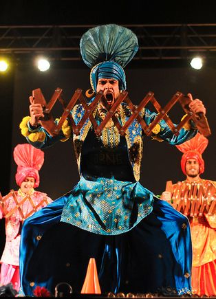 Cornell Bhangra Bhangra Outfit, Punjabi Bhangra, Punjab Culture, Bhangra Dance, Punjabi Style, Cultural Dance, Punjabi Culture, Foto Inspo, Uniform Ideas