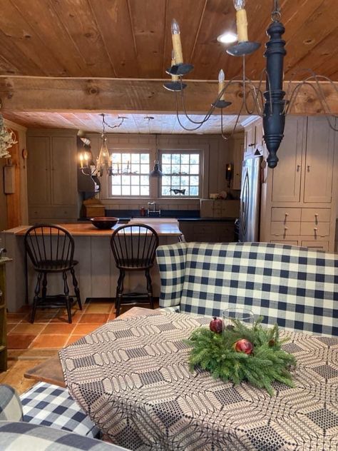 Colonial Family Room, Primitive Homes Interiors, Primitive Dinning Room, Classic Colonial Homes, Colonial Dining Room, Prim Kitchen, Primitive Home Decorating, Primitive Interiors, Primitive Kitchens