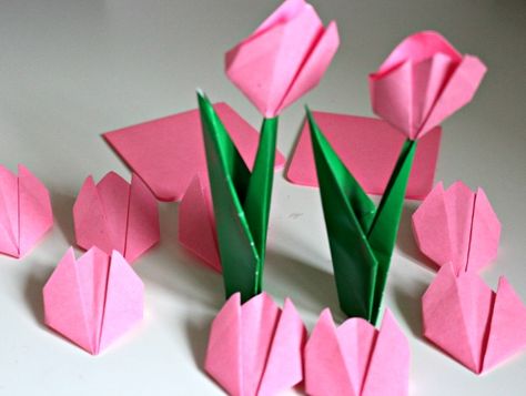 Post-it Note art, crafts and activities – Something for the weekend Manipulating Paper, Tulip Origami, Flowers For Kids, Sticky Note Origami, Homemade Flowers, Notes Craft, Origami Rose, Paper Wall Hanging, Notes Art