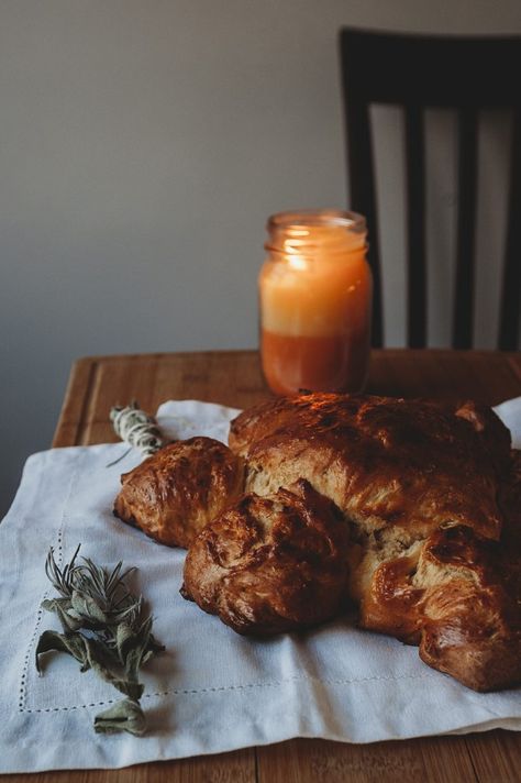 Winter Solstice Bread, Yule Bread Winter Solstice, Yule Dinner Recipes Winter Solstice, Yule Traditions Winter Solstice, Sun Bread Recipe, Yule Bread, Winter Solstice Food, Sabbat Recipes, Sun Bread