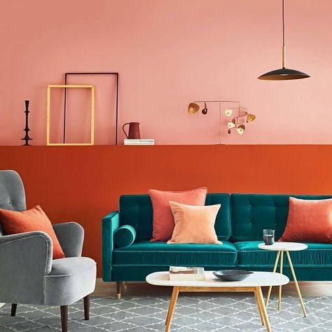 Coral with strong undertones of orange makes a striking contrast with complimentary teal sofa @swooneditions I think it is Porto?… Coral Living Rooms, Coral Room, Coral Interior, Teal Sofa, Set Sofa, Retro Interior, Pink Wall, A Living Room, Room Colors