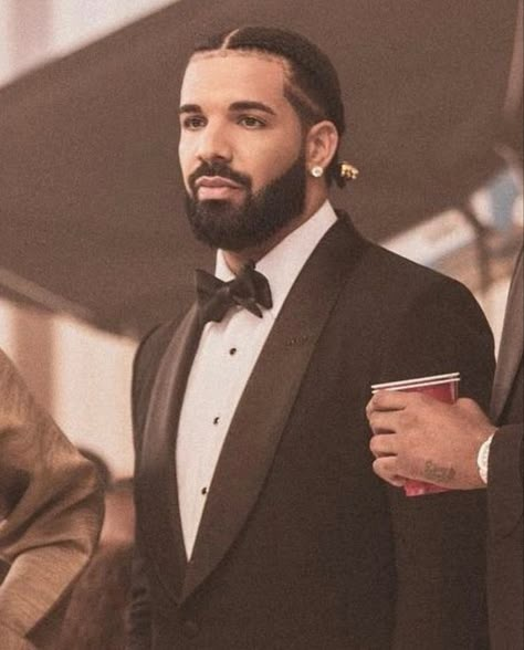 Aubrey Graham, Champagne Papi, Drake Photos, Drizzy Drake, Natural Hair Men, Drake Drizzy, Popular Rappers, Drake Graham, Drake Quotes