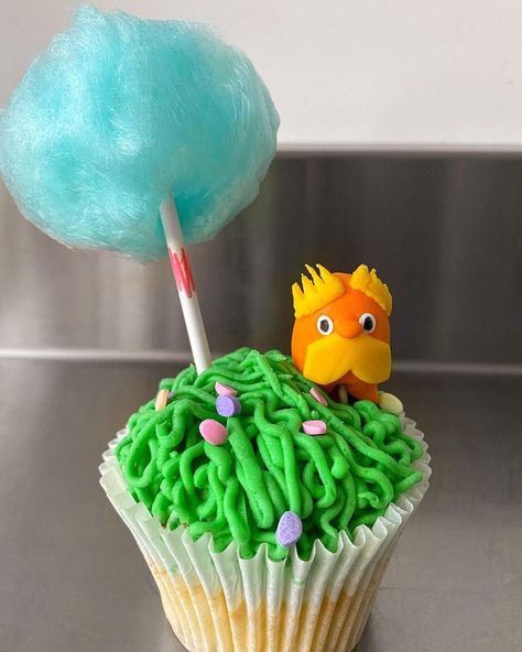 Go Frost Yourself on Instagram: “📚HAPPY BIRTHDAY Dr. Seuss📚 We are celebrating heart, imagination and the love of reading today (and always), to remember the one and only!…” Truffula Tree Cupcakes, Horton Hears A Who Cake, Green Eggs And Ham Cupcakes, Lorax Desserts, Lorax Inspired Food, Lorax Cupcakes, Happy Birthday Dr Seuss, Lorax Birthday, Happy Birthday Dr