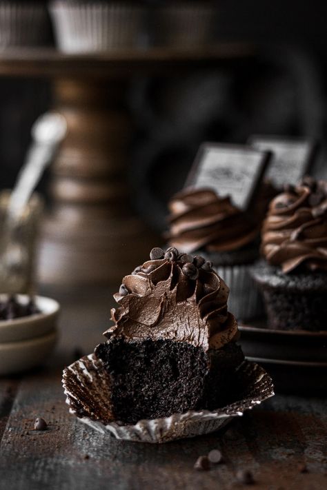 An easy recipe for light and fluffy chocolate cupcakes, frosted with rich, creamy chocolate buttercream. Moist Cupcake Recipes, Homemade Chocolate Cupcakes, Best Chocolate Cupcakes, High Altitude Baking, Chocolate Cupcakes Moist, Cupcake Decorating Tips, Yoghurt Cake, Light Cakes, Chocolate Buttercream