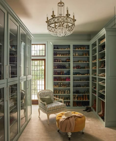 Mediterranean Closet Design, Built In Shoe Shelves, Craftsman Closet, Bedroom Nooks, Diy Walk In Closet, Bedroom Nook, Dream Closets, Perfect Closet, Tiny House Decor