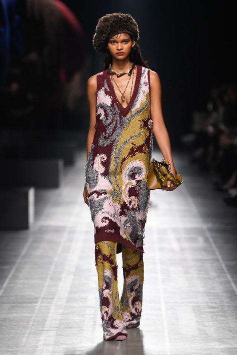 Etro Fall 2024 Ready-to-Wear Runway, Fashion Show & Collection Review [PHOTOS] Etro Runway, Runway 2024, Aw 2024, Etro Dress, New Fashion Clothes, Fall Runway, Muslin Dress, Show Collection, Fall 24