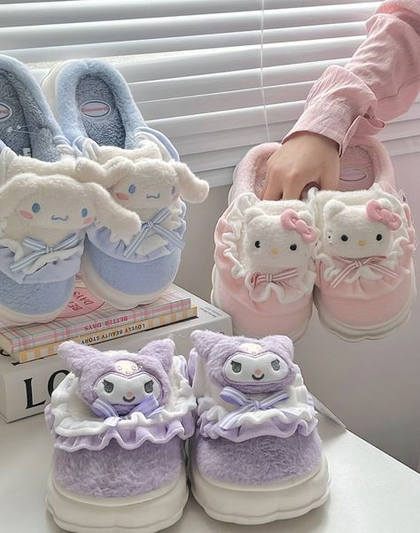 Sanrio Slippers, Kawaii Slippers, Girly Theme, Kawaii Cups, Casual Shoes Women Sneakers, Slippers Cute, Hello Kitty Shoes, Kawaii Shoes, Fuzzy Slippers