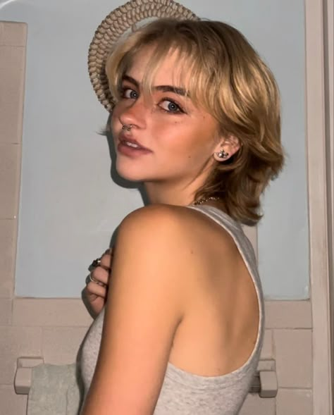 Short Soft Blonde Hair, "bixie" Haircut 90s Round Face, Short Choppy Blonde Hair, 90s "bixie" Haircut, "bixie" Haircut 90s, Hadley Nelson, Haircut Inspo, Short Grunge Hair, Girls Short Haircuts