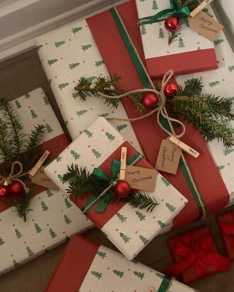 Fancy Christmas Wrapping, Christmas Wrapping Paper Aesthetic, Christmas Wrapping Aesthetic, Simple Christmas Wrapping, Aesthetic Christmas Wrapping, Christmas Presents Wrapped, Aesthetic Wrapping Paper, Presents Wrapped, Christmas Present Wrap