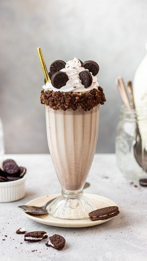 Made with the simplest of three ingredients, this indulgent Oreo milkshake can really make your day brighter. I don’t know a single person who doesn’t like cookies and cream, specially in a milkshake. I make this drink whenever I am craving something sweet, delicious and indulgent and I hope this becomes your go-to milkshake too! Oreo Milkshake Recipe, Cookies And Cream Milkshake, Oreo Shake, Oreo Milkshake, Milkshake Recipe, Ice Cream Brands, Chocolate Milkshake, Milkshake Recipes, Milk Shakes