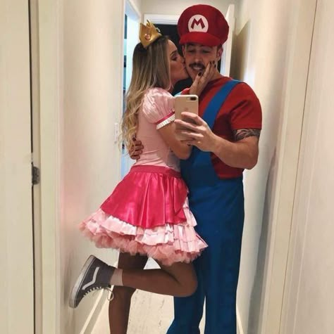 Halloween Costume Couple, Meme Costume, Cute Couples Costumes, Unique Couple Halloween Costumes, Best Couples Costumes, Mario And Princess Peach, Fest Temaer, Halloween Coustumes, Couples Halloween Outfits