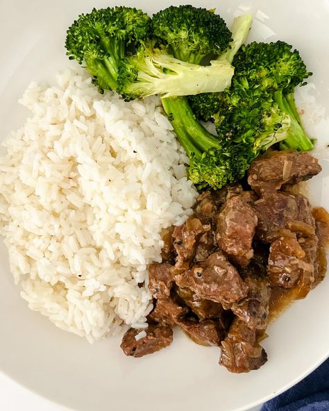 This absolutely delicious garlic butter steak bite dinner was one of the recipes I prepped on Sunday and is inside of an upcoming meal prep class! 4.5 hours on low from frozen. Paired with some roasted broccoli (12 mins) and rice! Delicious, flavorFULL, healthy and filling. Eating in a budget CAN taste good! #foodieonabudget meal prep 101 coming soon! Steak Bites Meal, Butter Steak, Garlic Butter Steak, Steak Bites, Roasted Broccoli, Garlic Butter, 5 Hours, Broccoli, Meal Prep