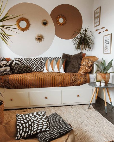 Apartment Therapy on Instagram: “Filing this spot under: would read here all day 📚 (Image: @tatjanas_world_)” Ikea Hemnes Daybed, Guest Bedroom Home Office, Daybed Room, Guest Bedroom/office, Small Guest Bedroom, Daybed Design, Office Guest Room, Guest Room Office, Room Ideas Bedroom